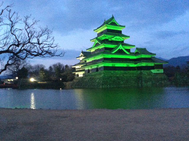 2018年世界緑内障週間に、グリーンにライトアップされた松本城