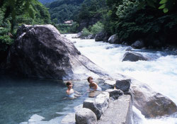 近年は日本の温泉を旅行目的のひとつにしている外国人旅行者が増えている-写真は岐阜県高山市-奥飛騨温泉郷の-新穂高の湯