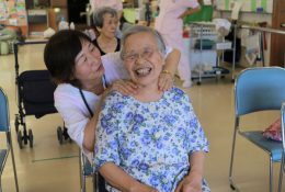 太宰府の施設での訪問ボランティアの様子。短い時間のふれあいでも笑顔がこぼれる。