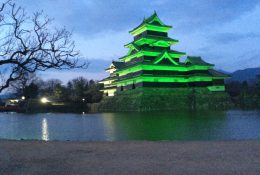 2018年世界緑内障週間に、グリーンにライトアップされた松本城