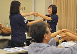 教室を運営する大阪大谷大学の学生たち
