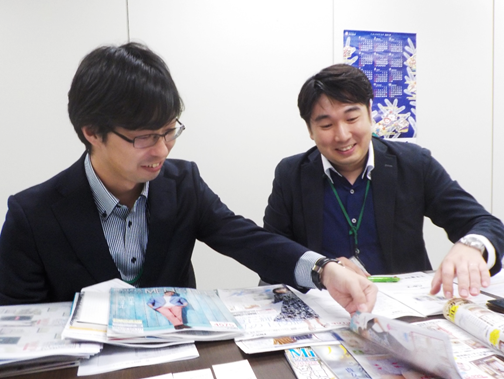 カタログの実物を使ってわかりやすく説明くださる田村氏と高橋氏
